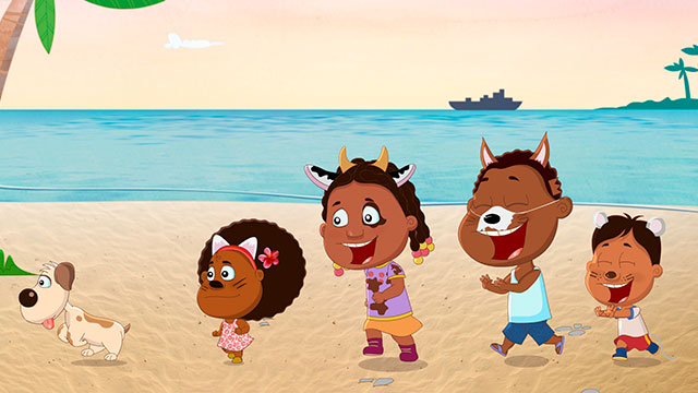 niños disfrazados de animales jugando en la playa 