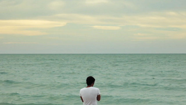 Hombre afro observando el mar 
