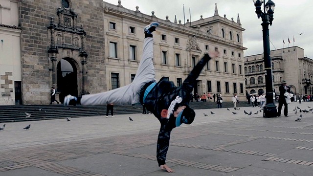 hombre joven bailando break dance en la Plaza de Bolívar de Bogotá