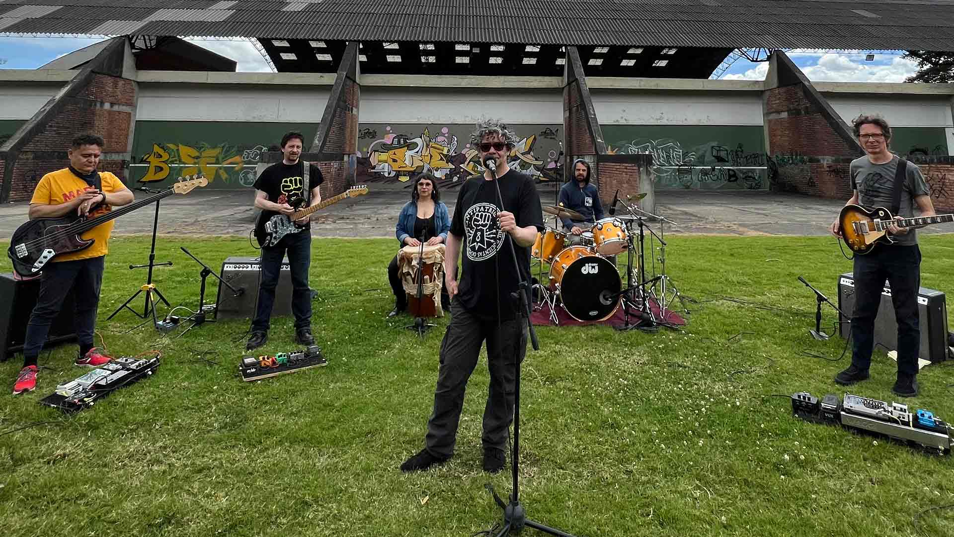 Flor de Insumisión, cancion Flor de Insumisión de 1280 almas, 1280 almas, banda colombiana de rock cantando en vivo en la universidad nacional, cancion el diablo, cancion diablo de Rafael Martín Hernández, rock colombiano, sesiones rtvc, musica colombiana