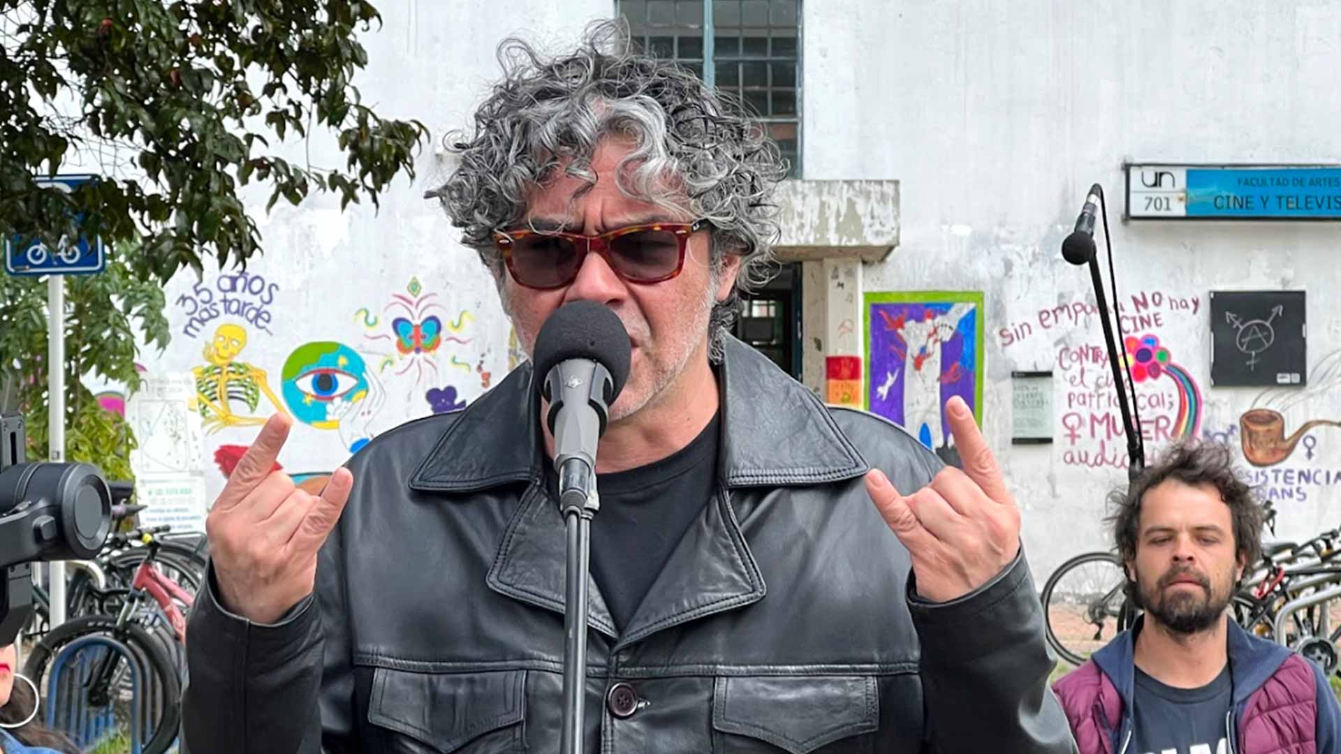 1280 almas, banda colombiana de rock cantando en vivo en la universidad nacional, cancion el diablo, cancion diablo de Rafael Martín Hernández, rock colombiano, sesiones rtvc, musica colombiana,