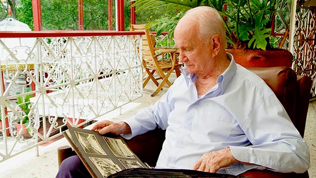 abuelito viendo un álbum fotográfico
