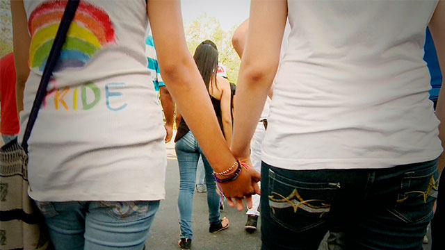 lesbianas tomadas de la mano