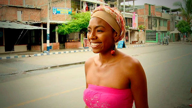 mujer caleña caminando por la calle