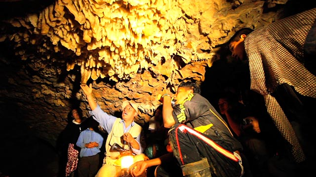 hombres adentro de una cueva