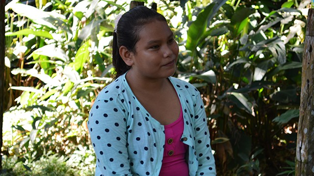 una niña rodeada de naturaleza