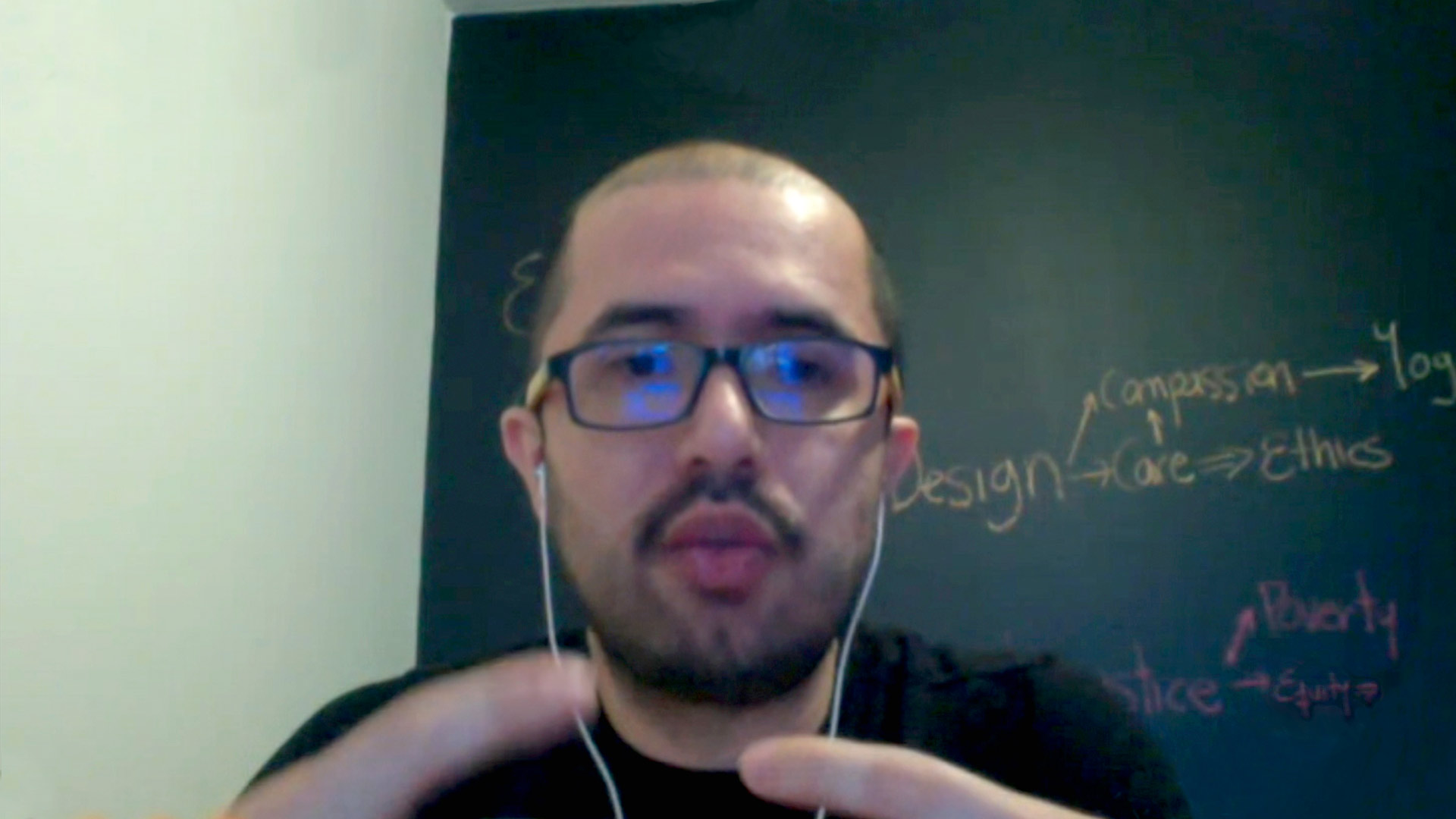 hombre hablando por web cam