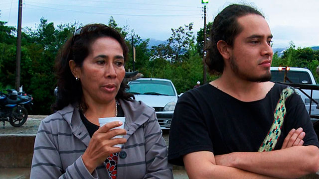 Blanca Alvarado con su hijo Anónimas extraordinarias serie feminista