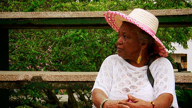 Julia María Montaño en una banca Tumaco anónimas extraordinarias