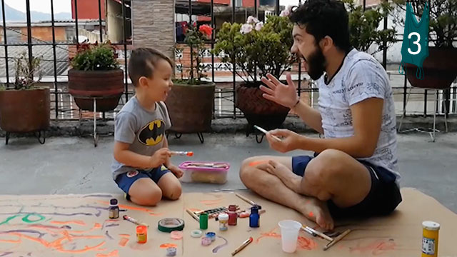 Tío y sobrino jugando con pintura en la terraza de la casa