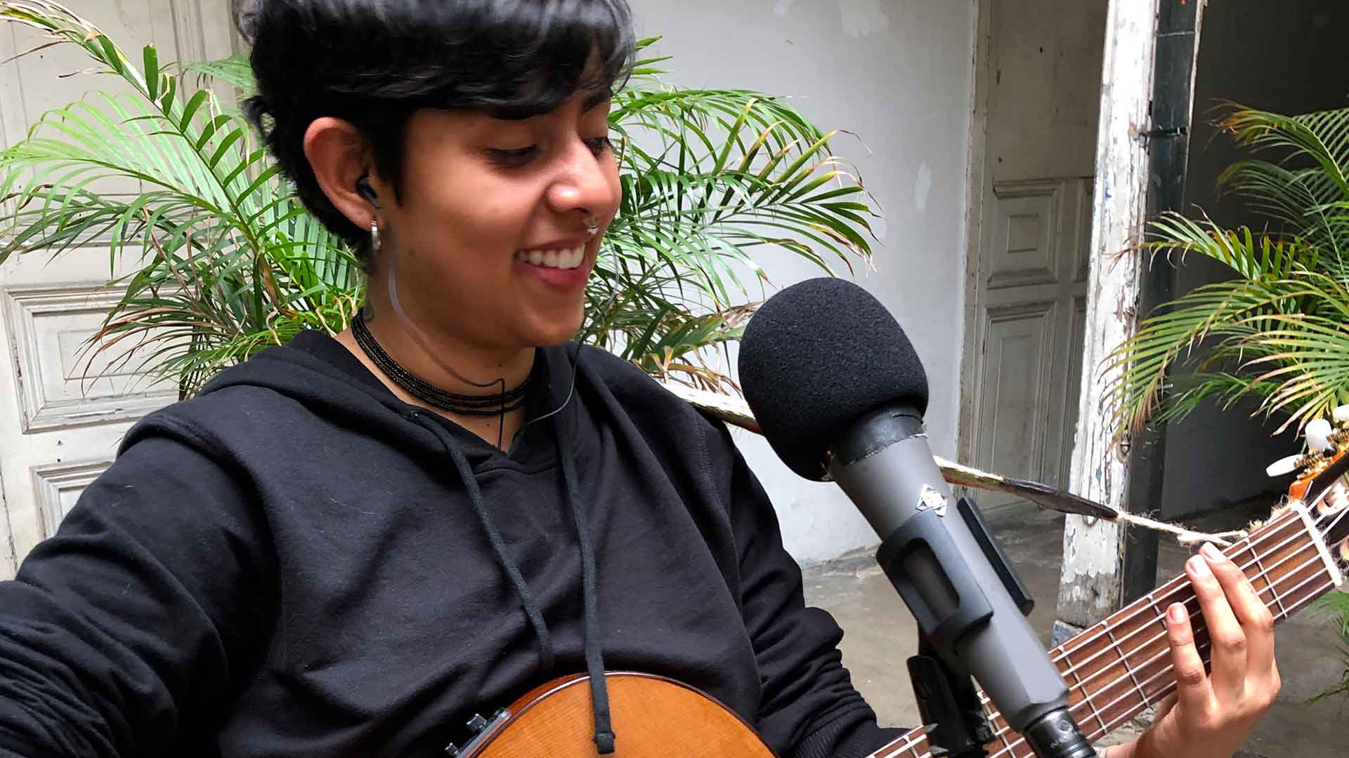 Laura Isabel Ramírez muy feliz con su guitarra