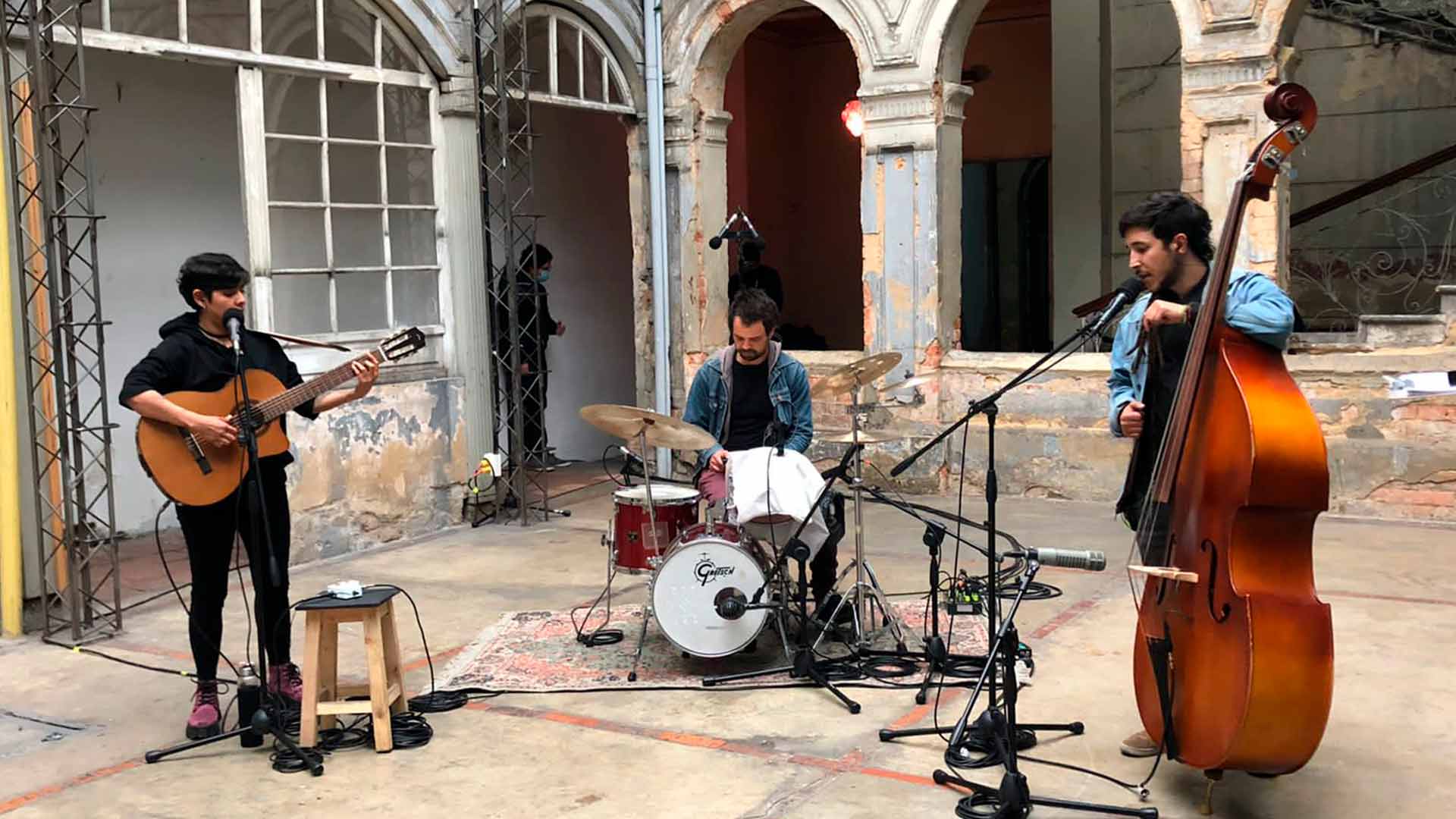 La banda de La Muchacha tocando en casas antiguas de la Candelaria.