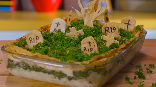 lasagna, lasagna en forma de cementerio, ver asquerosamente rico, cocina para niños, recetas divertidas para niños, programas infantiles, series infantiles, series online, series gratis, series de señal colombia, peries de cocina infantil