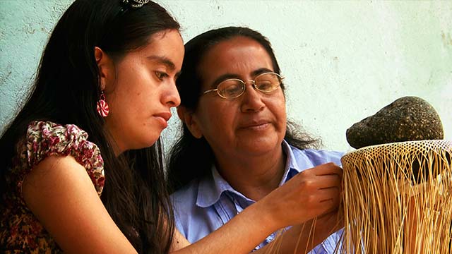 Lilian Rosero tejiendo mujer líder anónimas extraordinarias