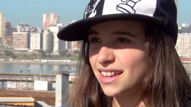 Skateboarding sobre el nivel del mar