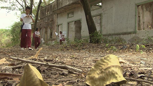 una mujer caminando por las antiguas calles de Armero