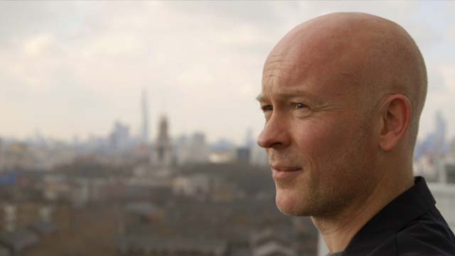 Hombre observando, Londres, RTVCPlay, series, señal Colombia, experto