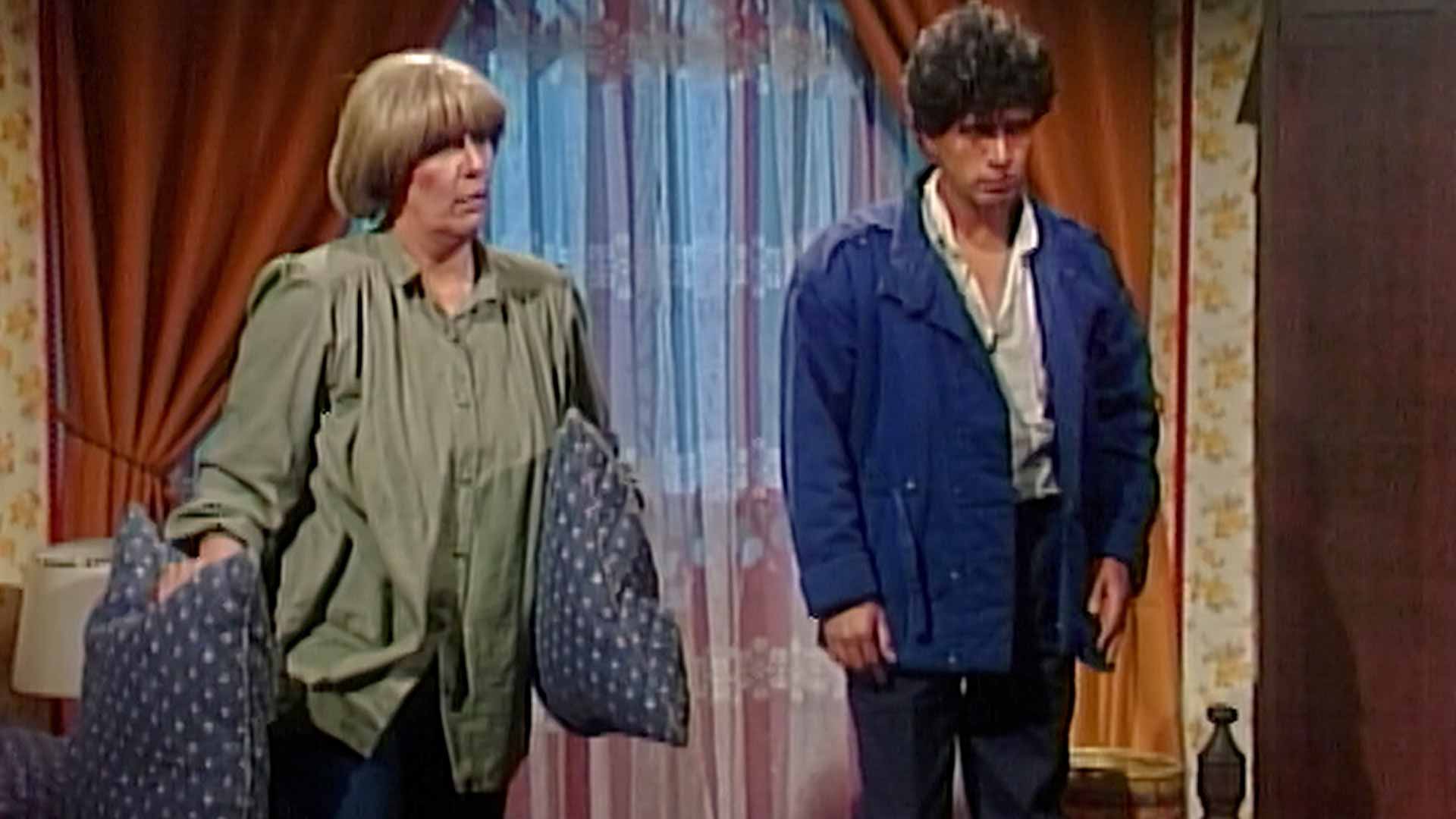 Narcisa y Fausto en la sala de la mansión Olmedo de Los cuervos 