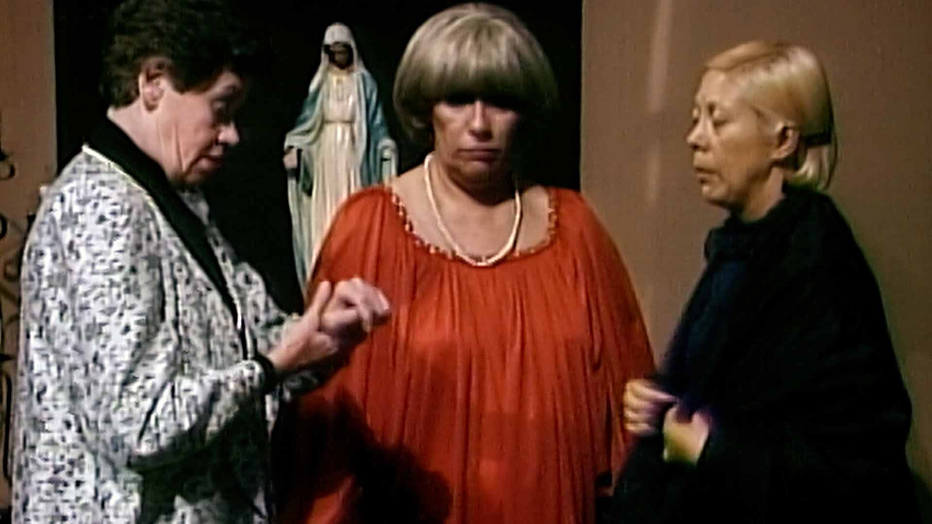 Las hermanas Olmedo reunidas en la sala de la mansión donde rodaron la primera serie de misterio en Colombia: Los cuervos