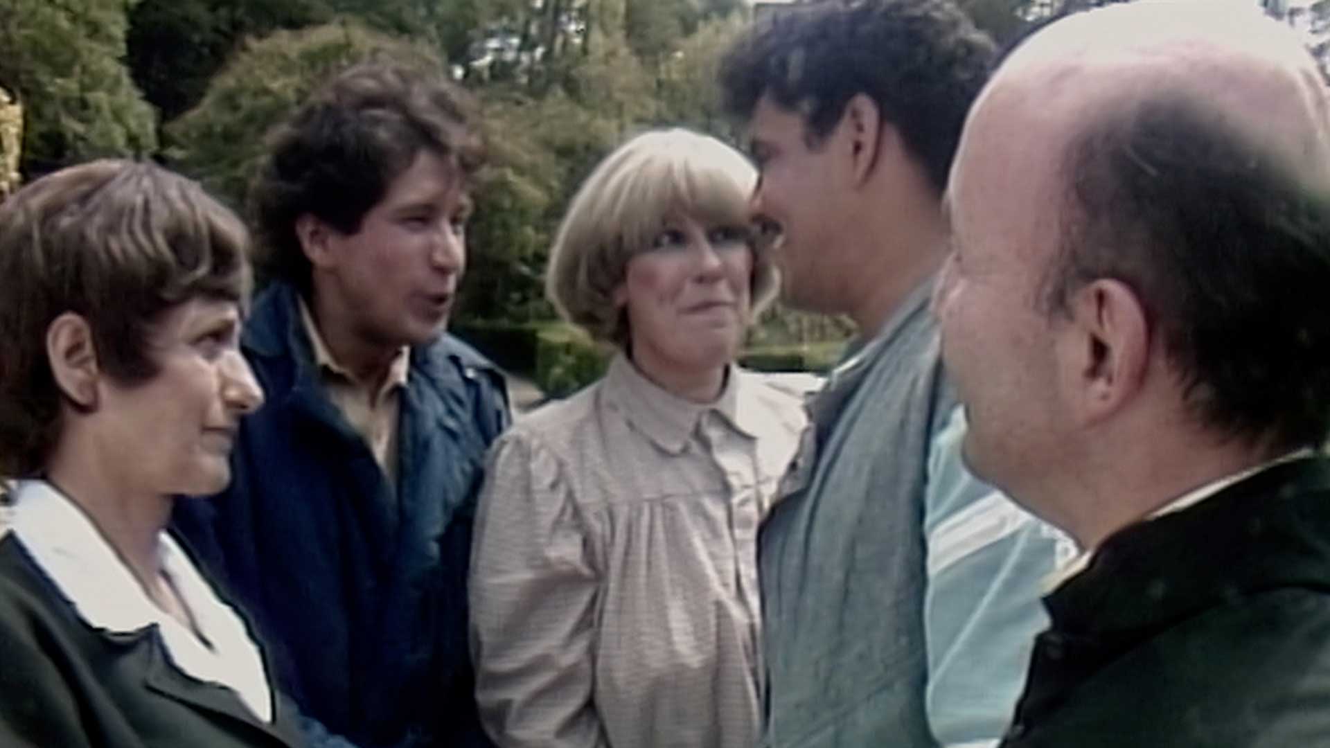 familia conversando con expresiones de picardía