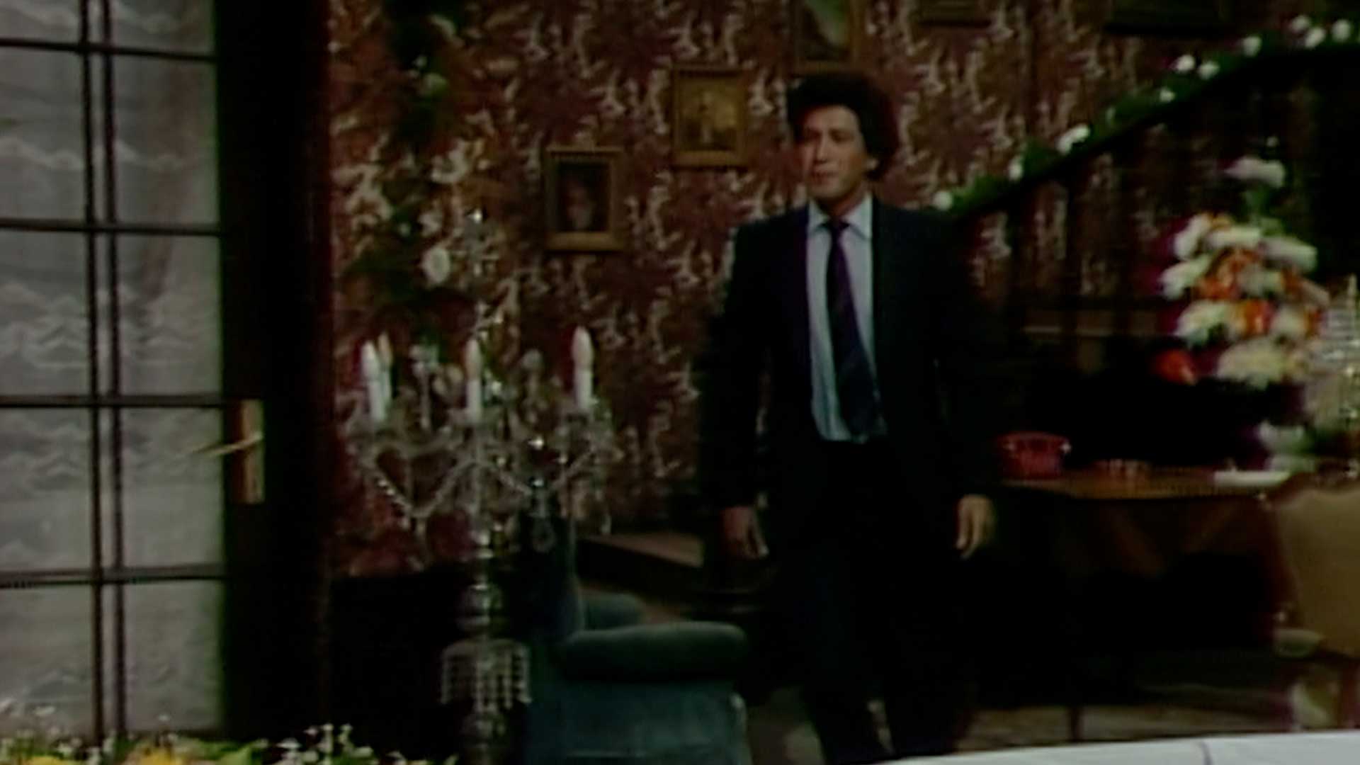 hombre caminando afanado en la casa