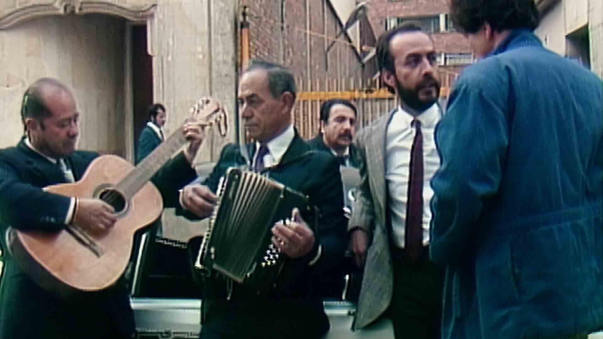Músicos en medio de una reunión familiar en la casa de los Olmedo, protagonistas de Los Cuervos