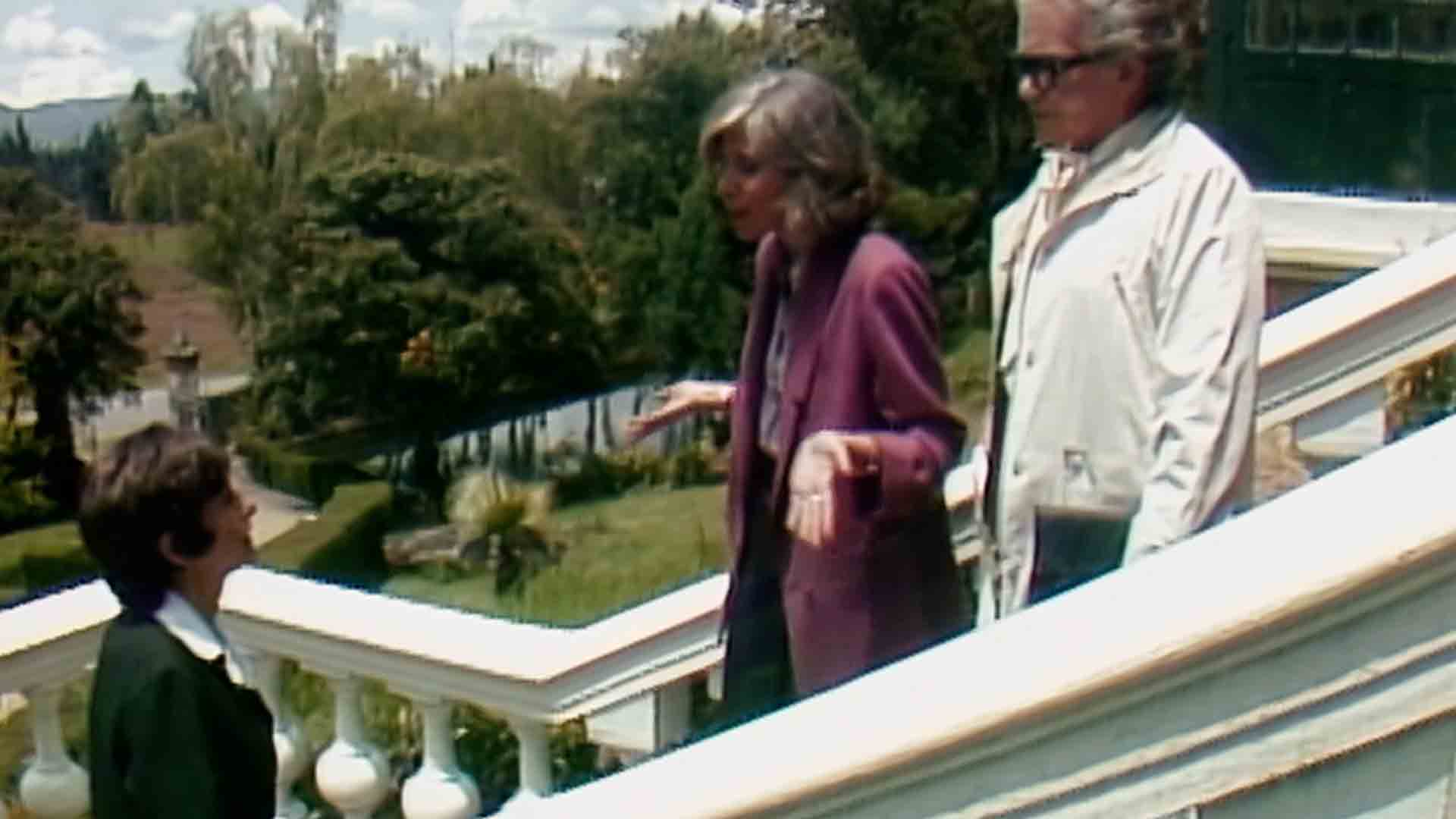 Integrantes de la familia hablan en las escaleras de la mansión Olmedo sobre los últimos acontecimientos que han ocurrido en la casa