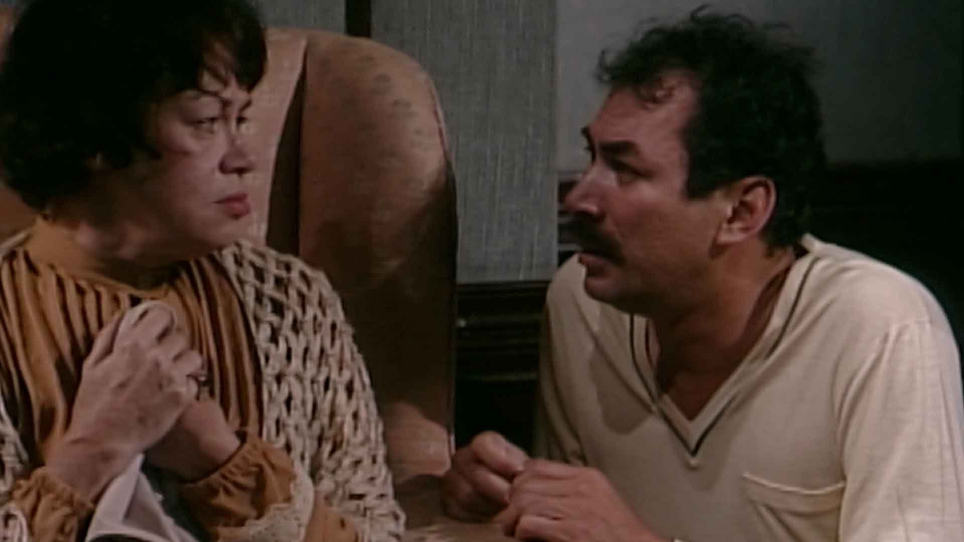 La protagonista de la serie de misterio colombiana Los Cuervos, Sara Olmedo, hablando con un hombre