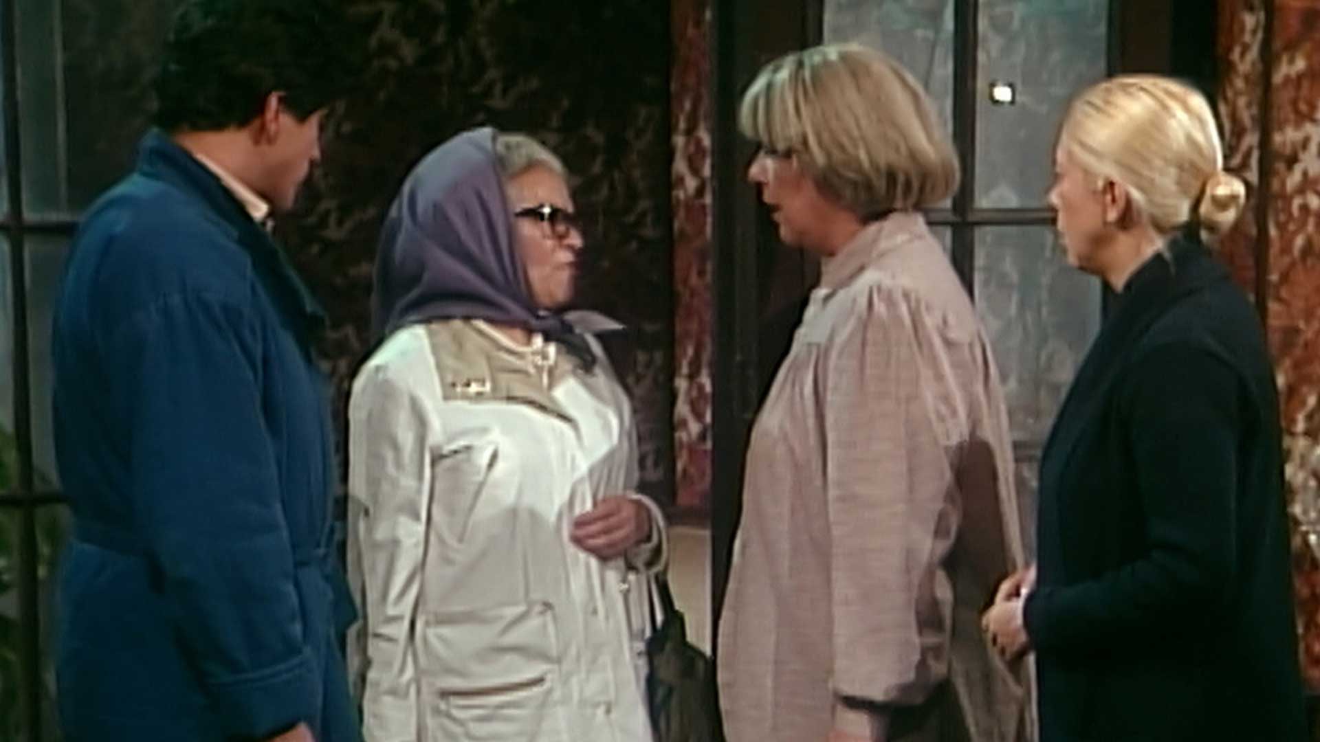 Las hermanas Olmedo, protagonistas de la serie de misterio Los Cuervos, hablan con una señora y su sobrino Fausto en el recibidor de la mansión