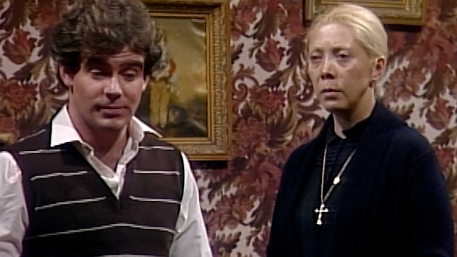 Dolores Olmedo está con un hombre en ‘Casaloma’, donde se desarrolla la primera producción de misterio en Colombia: Los cuervos