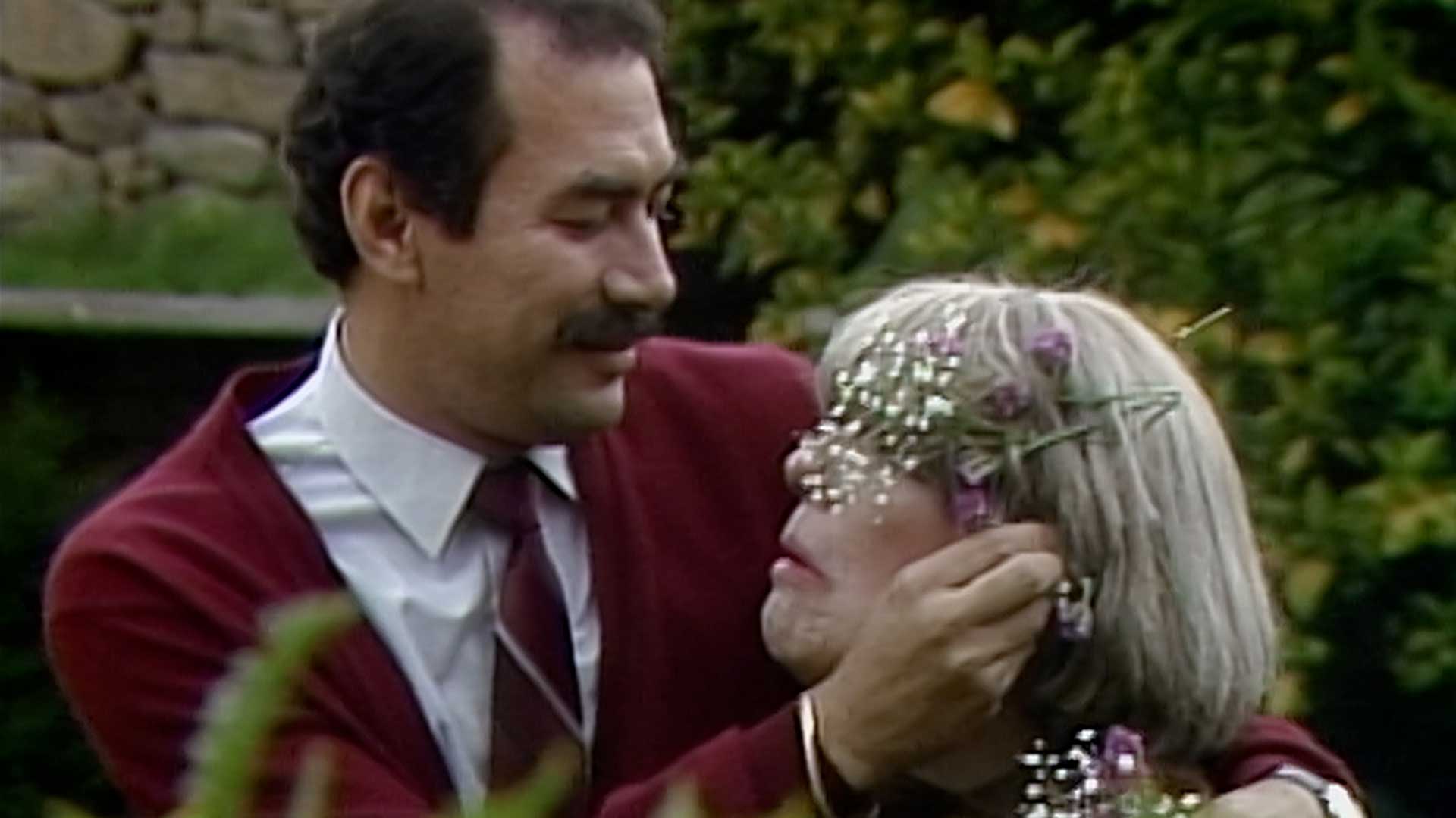 Narcisa Olmedo y Santiago pasean en el jardín de la mansión Olmedo de Los Cuervos