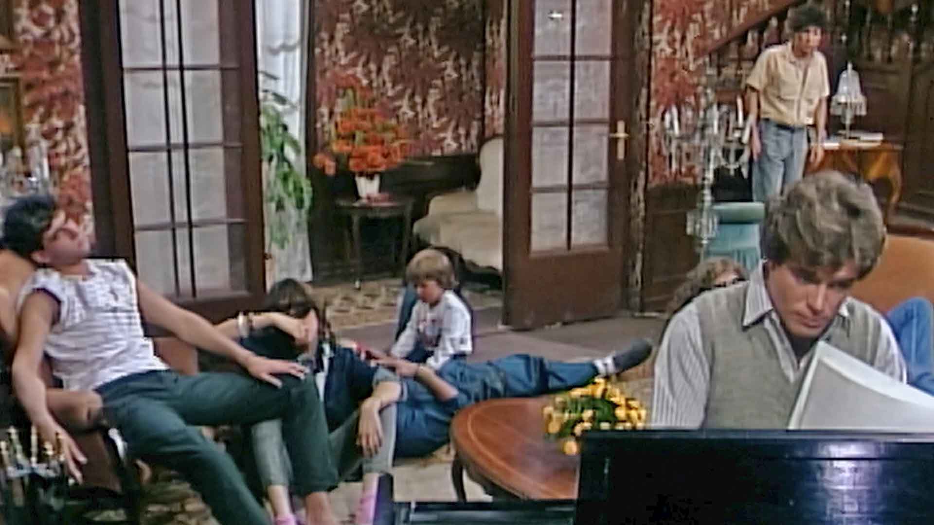 Algunos miembros de la familia Olmedo, protagonistas de Los cuervos, hablan en la sala de la mansión