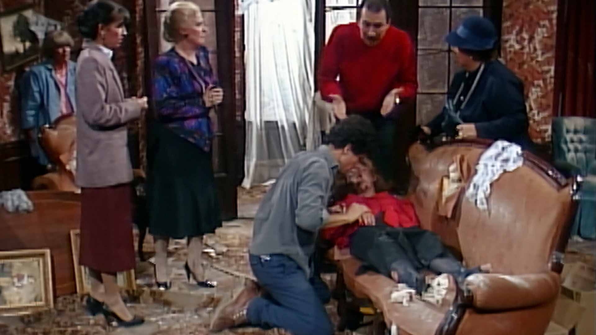 Los miembros de la familia Olmedo reunidos en la casa de la mansión