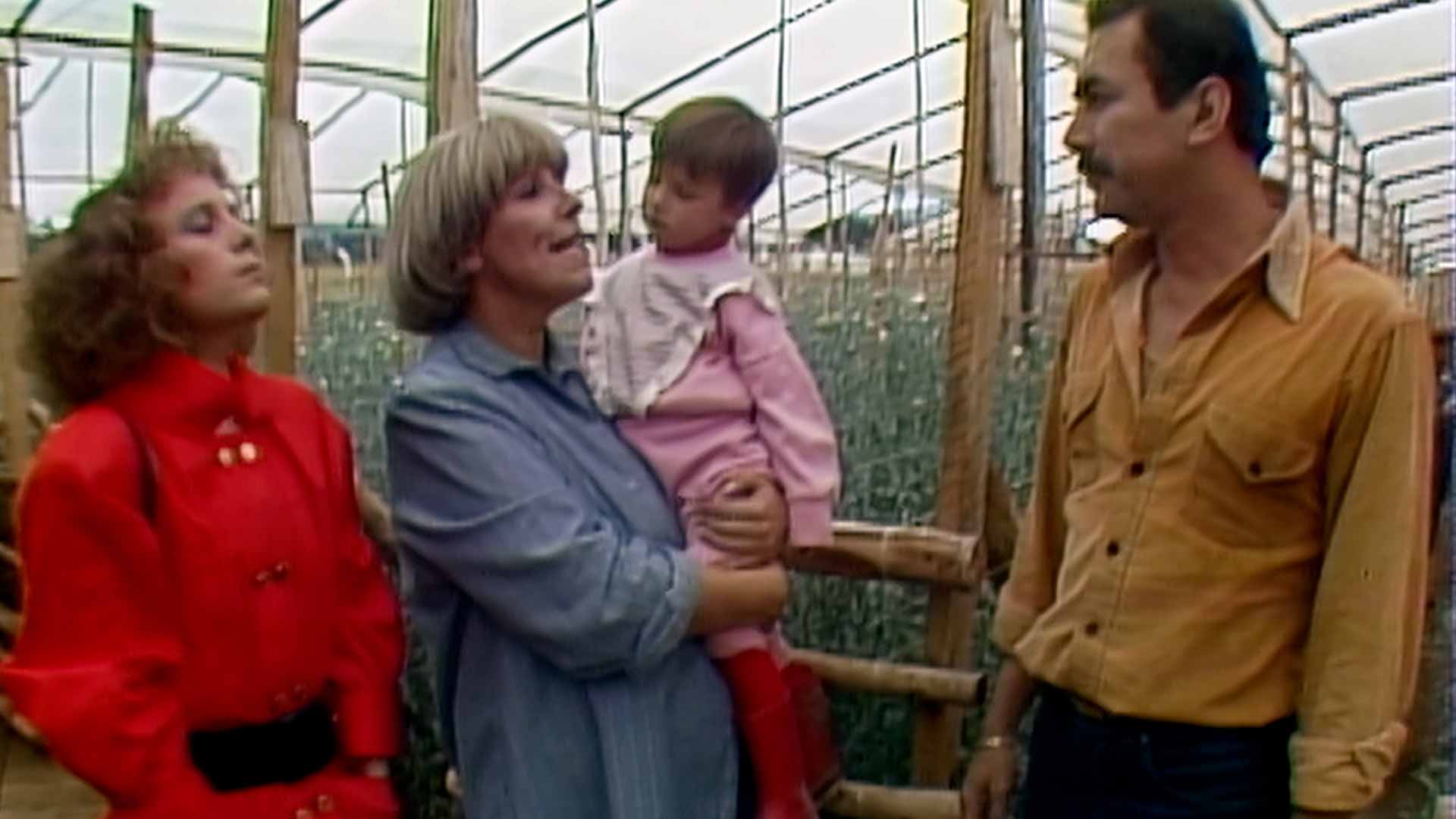 Miembros de la familia Olmedo hablan en la huerta de la mansión