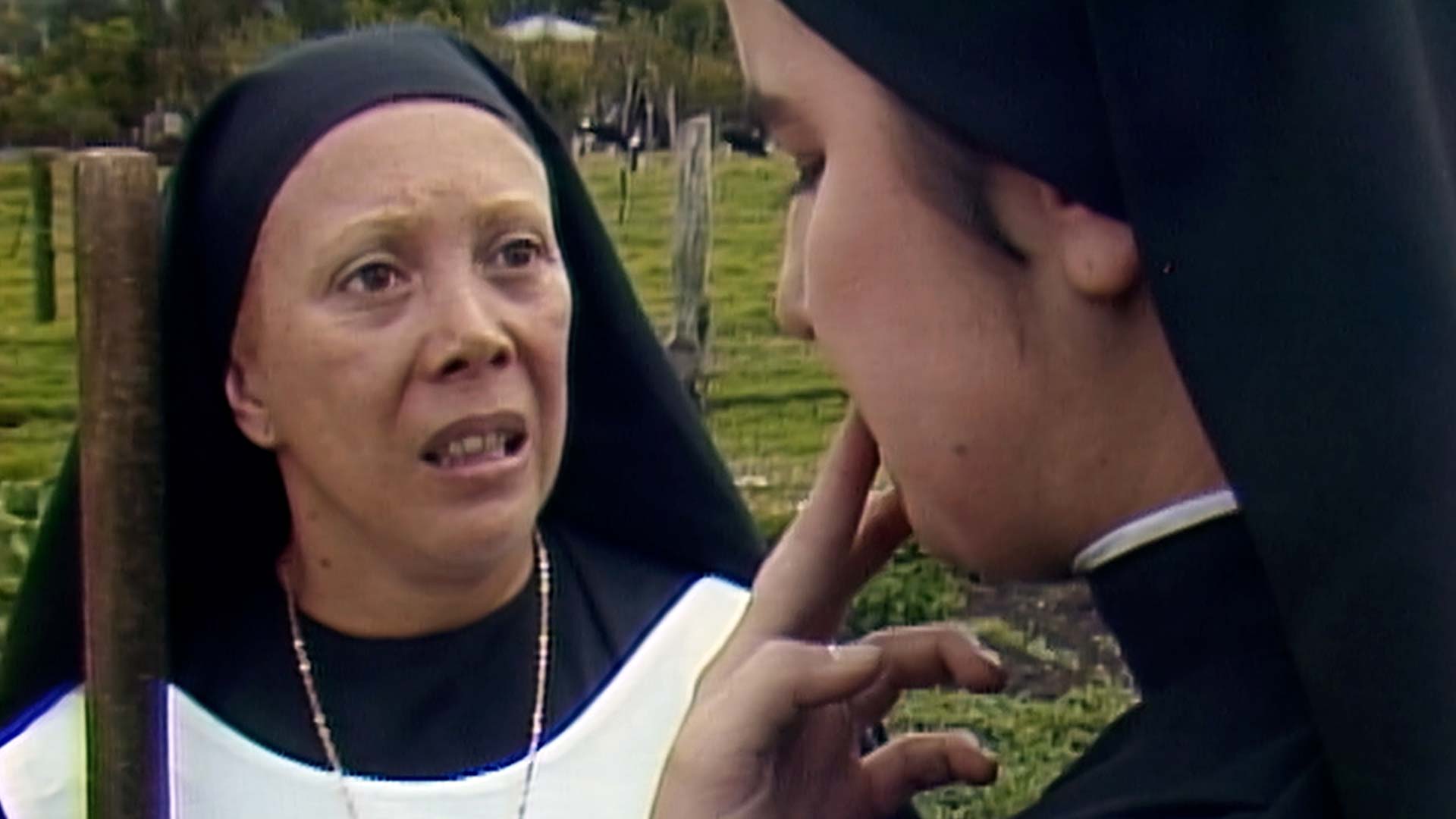 Dolores Olmedo está en el convento hablando con otra religiosa en Los cuervos, la primera serie de misterio en Colombia 