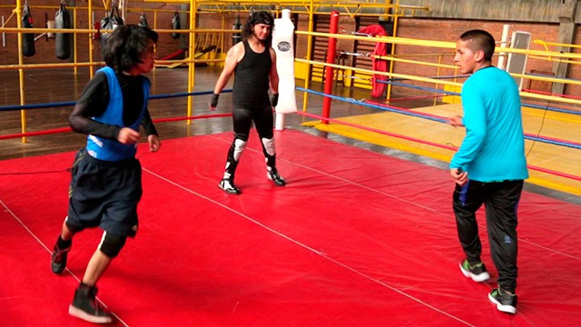 niños practicando lucha libre