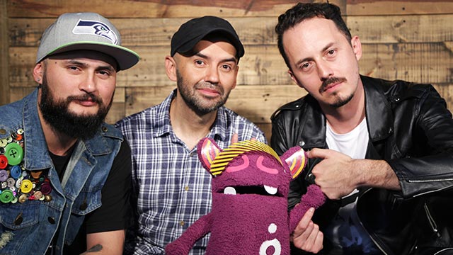 Los integrantes de Mëlmak 69 con El Profe y con Radiolito