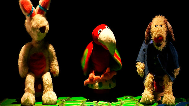títeres de perro, loro y conejo