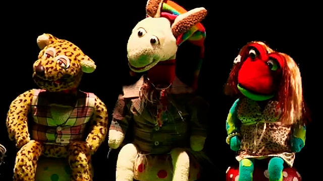 tres peluches de animalitos en fondo negro