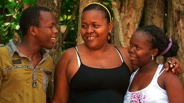Moraima Simarra con su familia tradiciones palenqueras anónimas extraordinarias