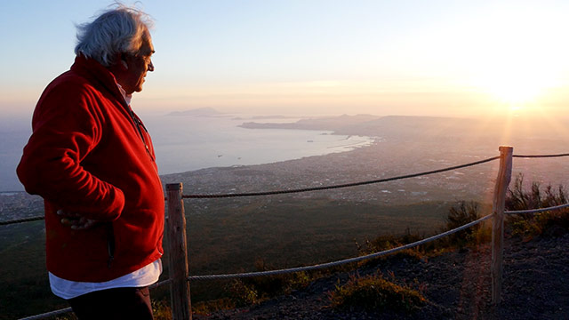 Hombre en montaña, volcán, atardecer, RTVCPlay, serie, Nápoles, señal colombia 