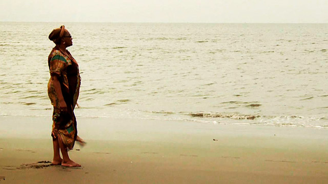 Nila del Socorro Castillo descalza a la orilla del mar anónimas extraordinarias