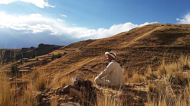 Montaña, RTVCPlay, hombre sentado, señal colombia, Peru, comunidad indígena 
