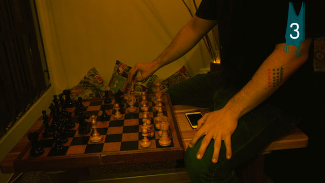 jugando ajedrez sobre la mesa