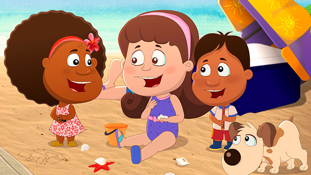 niños alegres jugando en la playa