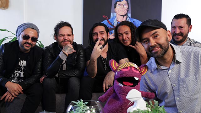 Revólver plateado junto al Profe y a Radiolito