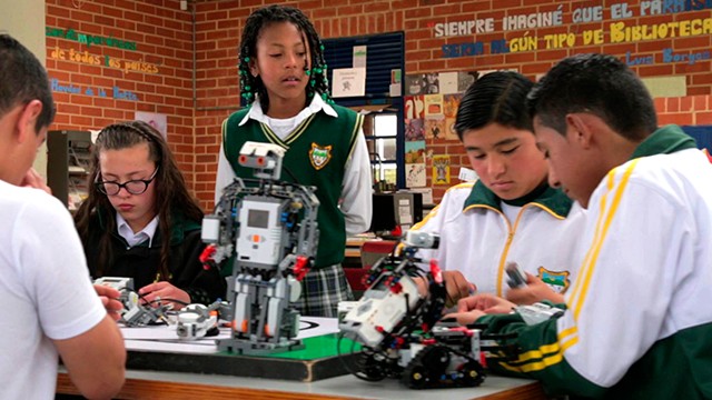 niños de colegio en clase de robótica