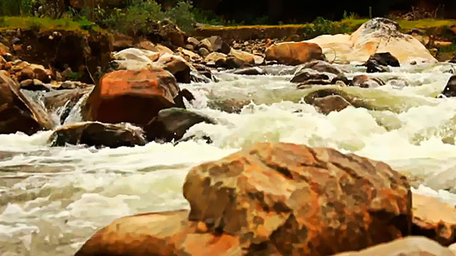 Río con piedras grandes