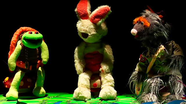 títeres de conejito, tortuga y lobo feroz.