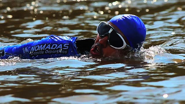 hombre nadando por el río magdalena